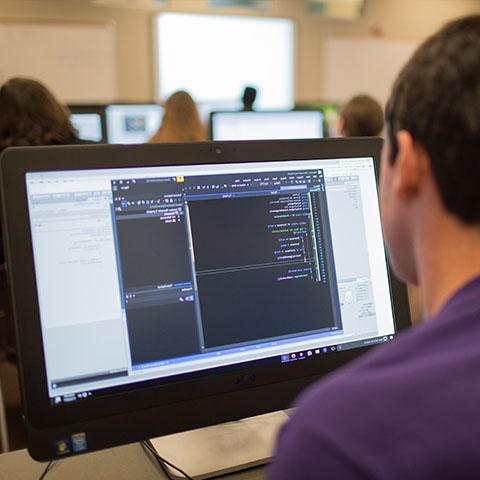 学生们在梅纳德数学与科学大楼学习电子游戏编程