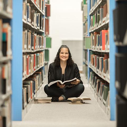 心理学专业的娜塔莉·卡斯蒂略坐在图书馆里